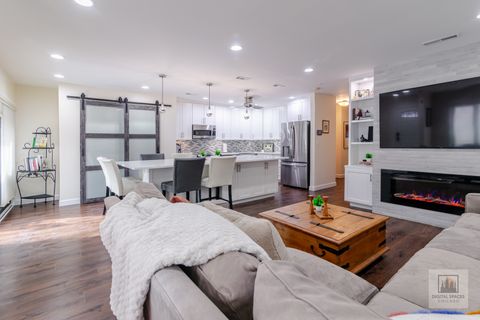 Tiny photo for 325 N Oak Park Avenue #B, Oak Park, IL 60302 (MLS # 12570128)