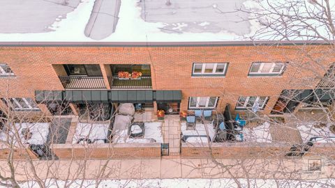 Tiny photo for 325 N Oak Park Avenue #B, Oak Park, IL 60302 (MLS # 12570128)