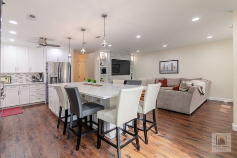 Tiny photo for 325 N Oak Park Avenue #B, Oak Park, IL 60302 (MLS # 12570128)