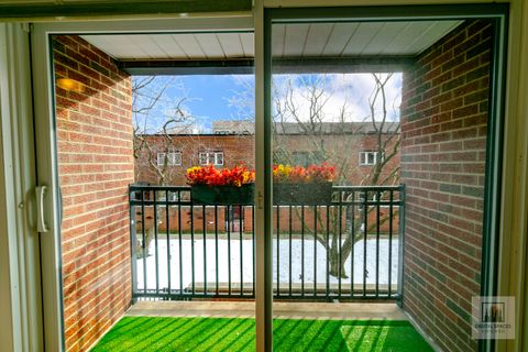 Tiny photo for 325 N Oak Park Avenue #B, Oak Park, IL 60302 (MLS # 12570128)