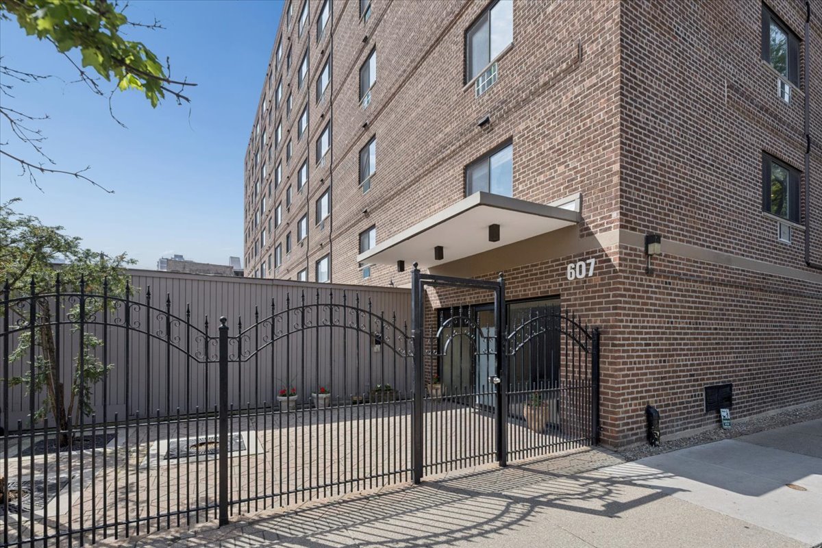 607 W WRIGHTWOOD Avenue 415