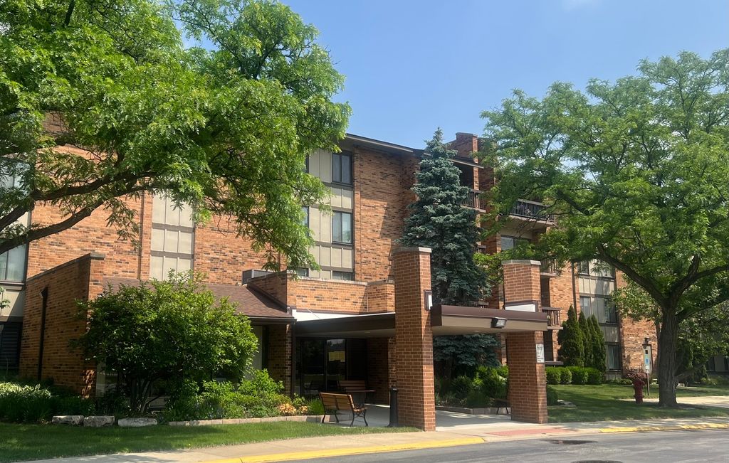 Photo for 77 Lake Hinsdale Drive #207, Willowbrook, IL 60527 (MLS # 12485480)