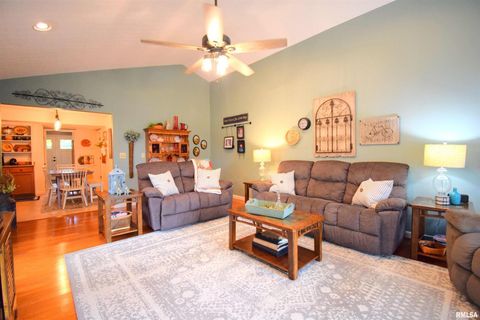 Tiny photo for 417 JAY Drive, Mt Vernon, IL 62864 (MLS # EB460343)