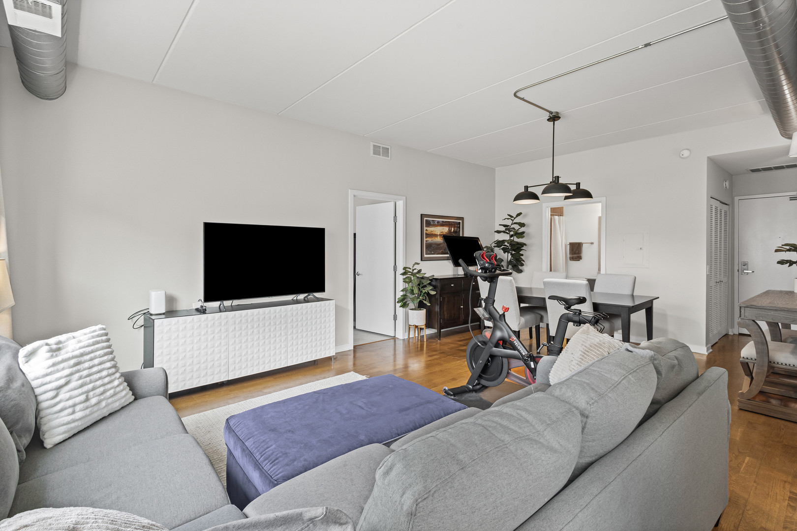 873 N LARRABEE Street 605