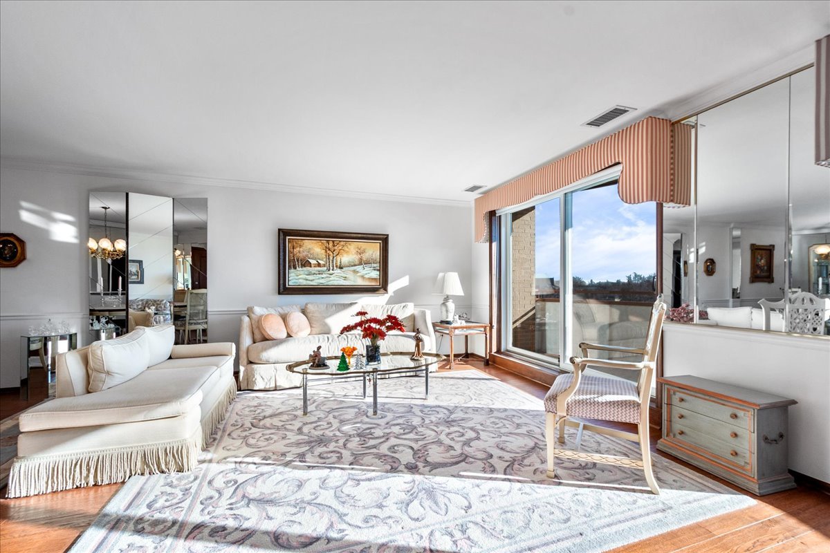 6400 N Cicero Avenue 516