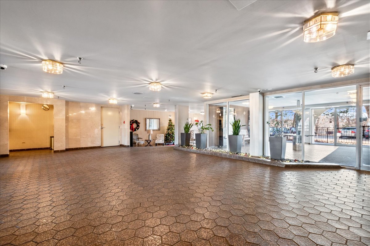 6400 N Cicero Avenue 516