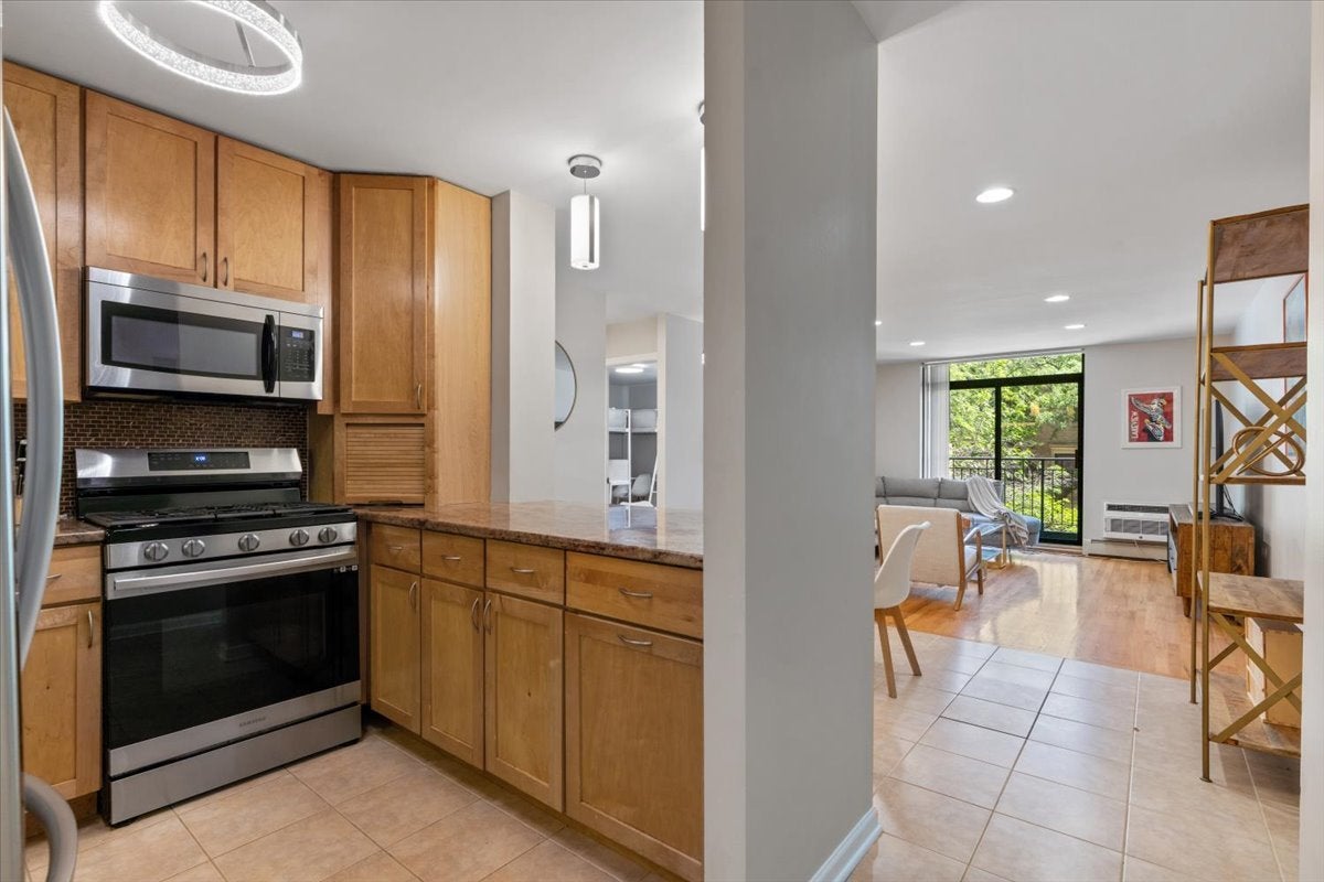 3900 N Pine Grove Avenue 209