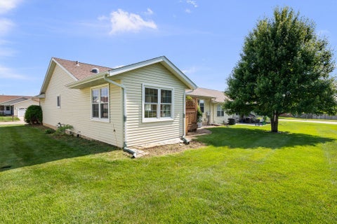 Tiny photo for 2726 Linwood Court #2726, Davenport, IA 52806 (MLS # 12711874)