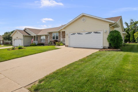 Tiny photo for 2726 Linwood Court #2726, Davenport, IA 52806 (MLS # 12711874)