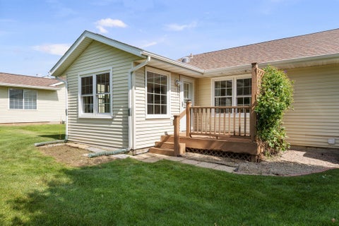 Tiny photo for 2726 Linwood Court #2726, Davenport, IA 52806 (MLS # 12711874)