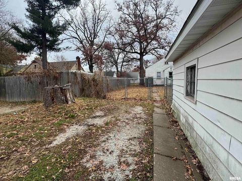 Tiny photo for 1639 33RD Street, Moline, IL 61265 (MLS # QC4269645)