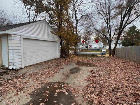 Tiny photo for 1639 33RD Street, Moline, IL 61265 (MLS # QC4269645)