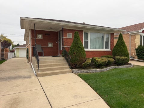 Photo of 2822 W 102nd Place, Evergreen Park, IL 60805 (MLS # 12786324)