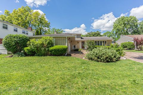Tiny photo for 210 W Pickwick Road, Arlington Heights, IL 60005 (MLS # 12681228)
