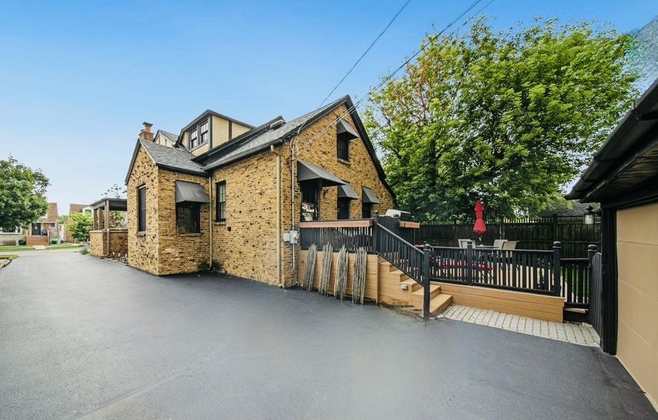 7246 N Oleander Avenue