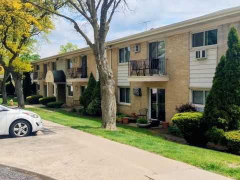 Photo of 551 Carlysle Drive #10, Clarendon Hills, IL 60514 (MLS # 12633798)