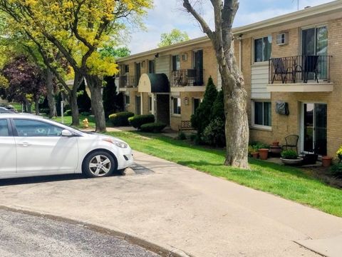 Tiny photo for 551 Carlysle Drive #10, Clarendon Hills, IL 60514 (MLS # 12633798)
