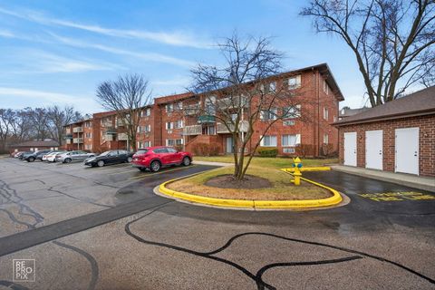 Tiny photo for 880 N Lakeside Drive #3C, Vernon Hills, IL 60061 (MLS # 12589637)