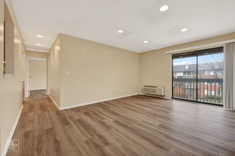 Tiny photo for 880 N Lakeside Drive #3C, Vernon Hills, IL 60061 (MLS # 12589637)