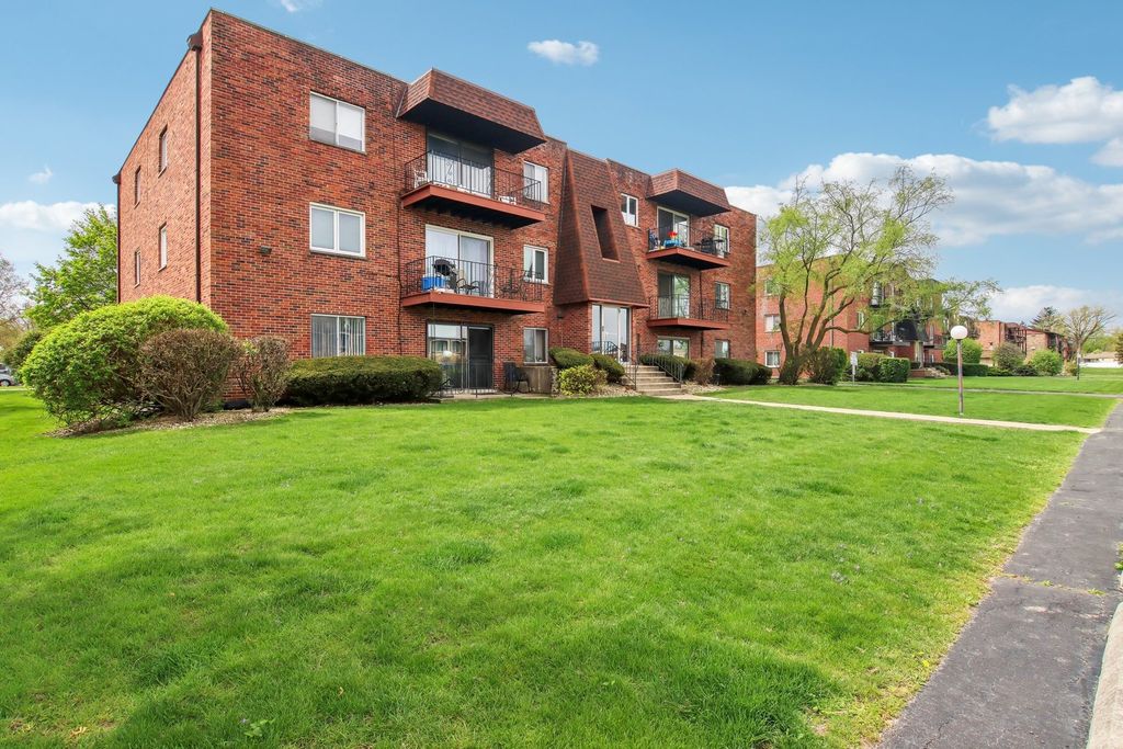 Photo for 5704 W 128th Street #1C, Crestwood, IL 60418 (MLS # 12350528)