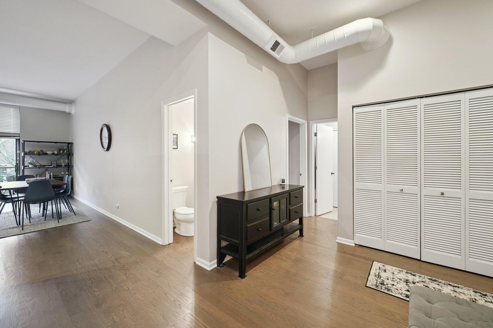 2512 N Bosworth Avenue 202