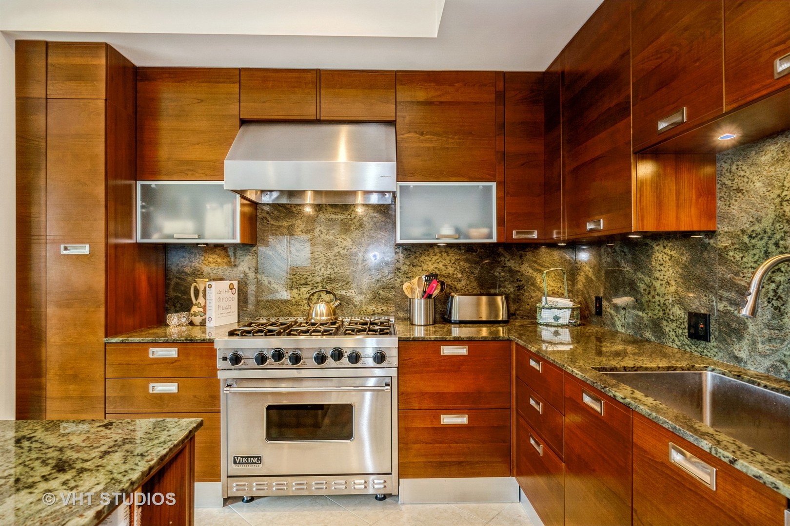 800 N MICHIGAN Avenue 3203