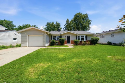 Photo of 256 WALNUT Drive, St. Charles, IL 60174 (MLS # 12686092)