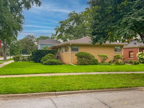 Tiny photo for 2105 E Kensington Road, Arlington Heights, IL 60004 (MLS # 12735840)