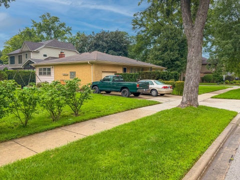 Tiny photo for 2105 E Kensington Road, Arlington Heights, IL 60004 (MLS # 12735840)