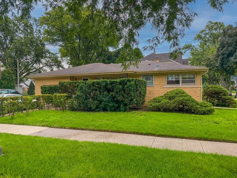 Tiny photo for 2105 E Kensington Road, Arlington Heights, IL 60004 (MLS # 12735840)