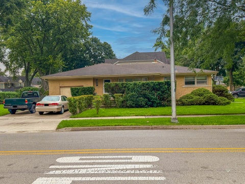 Tiny photo for 2105 E Kensington Road, Arlington Heights, IL 60004 (MLS # 12735840)
