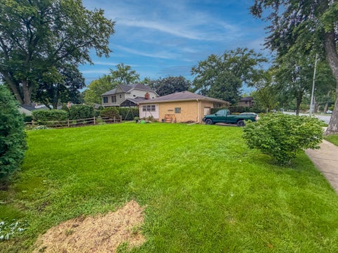 Tiny photo for 2105 E Kensington Road, Arlington Heights, IL 60004 (MLS # 12735840)