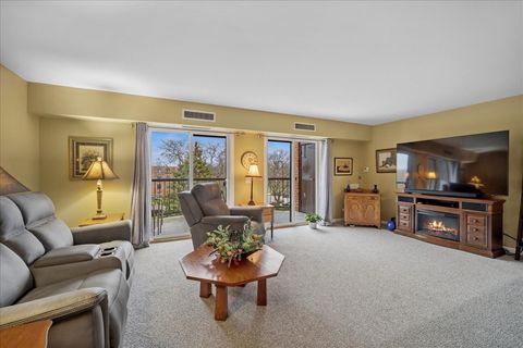 Tiny photo for 1515 E Central Road #462B, Arlington Heights, IL 60005 (MLS # 12656859)