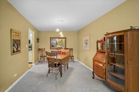 Tiny photo for 1515 E Central Road #462B, Arlington Heights, IL 60005 (MLS # 12656859)