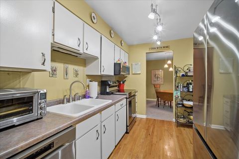 Tiny photo for 1515 E Central Road #462B, Arlington Heights, IL 60005 (MLS # 12656859)