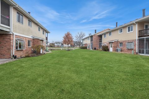 Tiny photo for 724 Maplewood Court #34-B, Willowbrook, IL 60527 (MLS # 12538471)