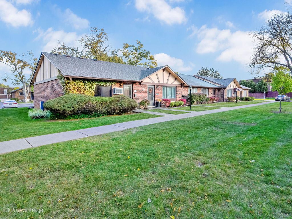 Photo for 1S265 Dillon Lane, Villa Park, IL 60181 (MLS # 12506520)