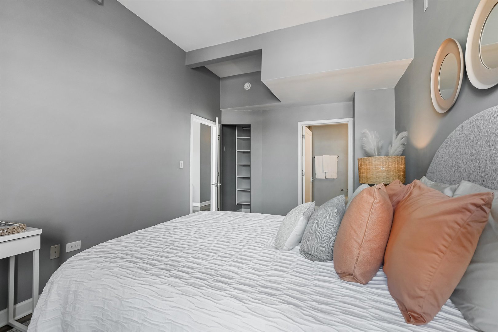 Chicago, Illinois 60605, United States, 2 Bedrooms Bedrooms, ,2 BathroomsBathrooms,Residential,Active,243146