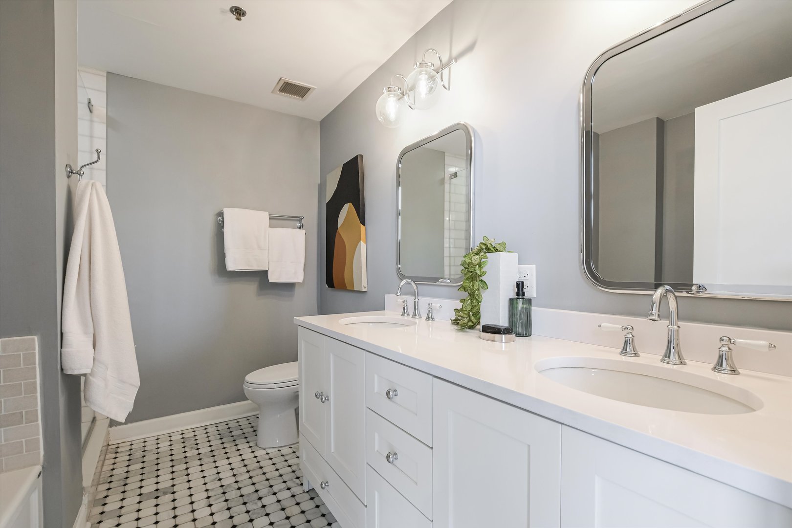 Chicago, Illinois 60605, United States, 2 Bedrooms Bedrooms, ,2 BathroomsBathrooms,Residential,Active,243146