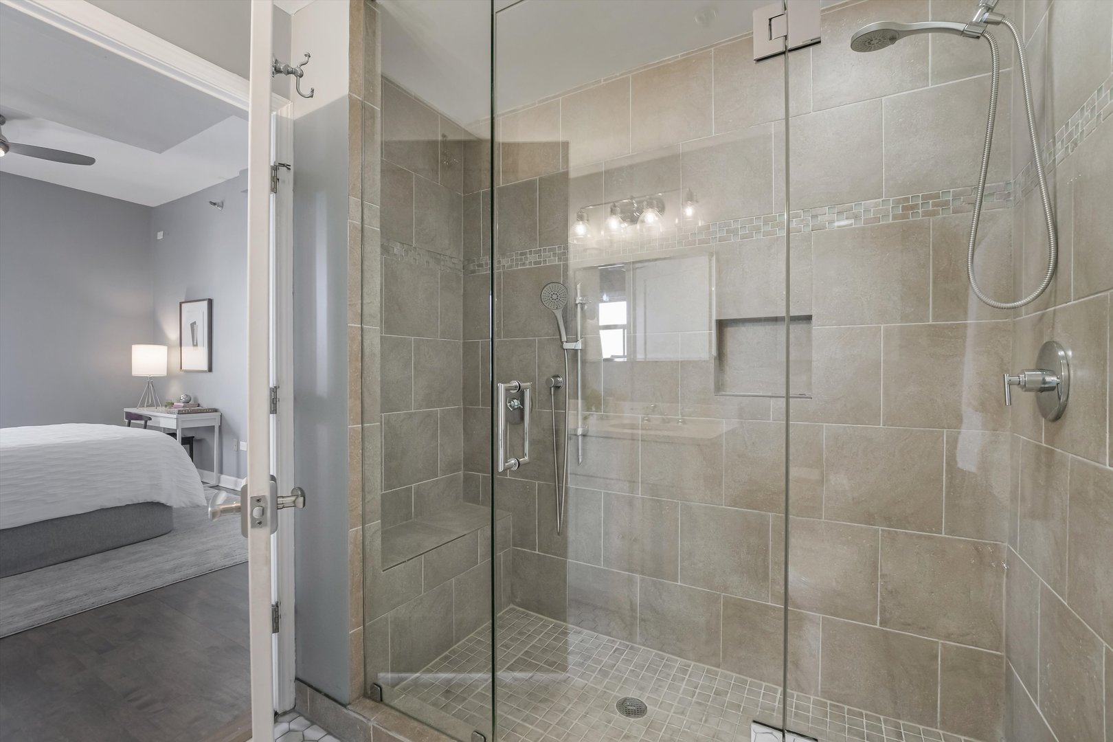 Chicago, Illinois 60605, United States, 2 Bedrooms Bedrooms, ,2 BathroomsBathrooms,Residential,Active,243146
