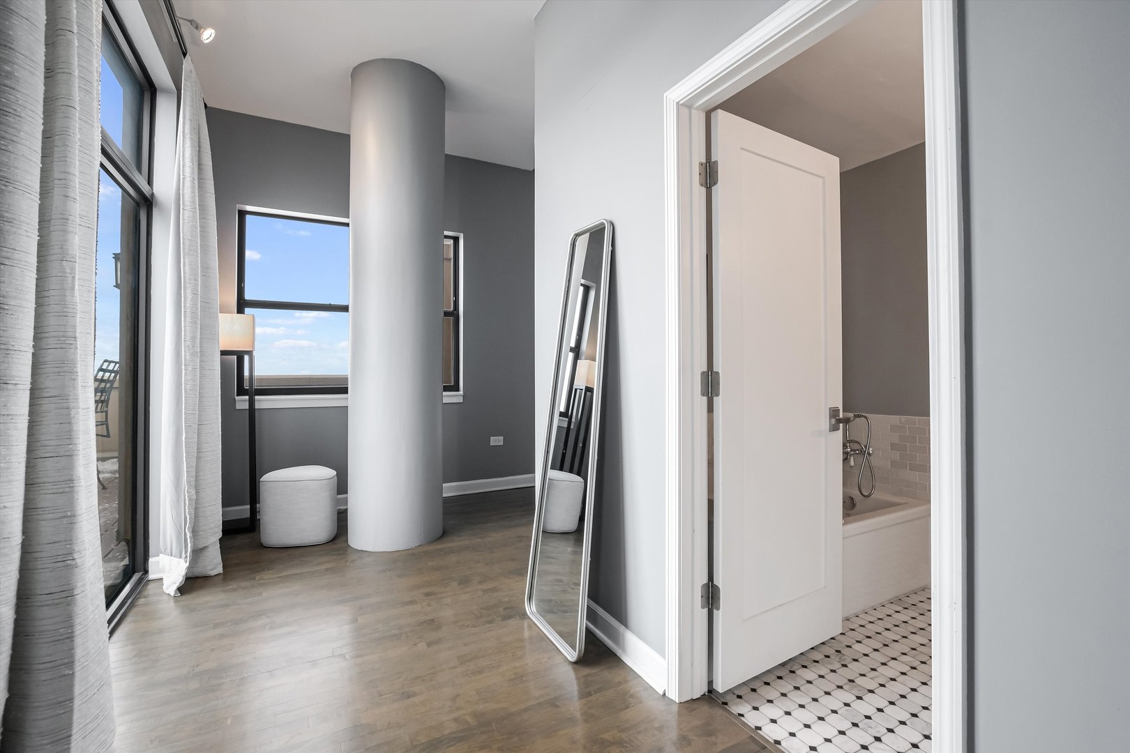 Chicago, Illinois 60605, United States, 2 Bedrooms Bedrooms, ,2 BathroomsBathrooms,Residential,Active,243146