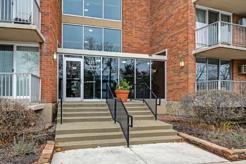 Photo of 2211 S Highland Avenue #3E, Lombard, IL 60148 (MLS # 12518306)