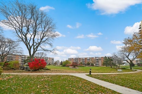 Tiny photo for 2211 S Highland Avenue #3E, Lombard, IL 60148 (MLS # 12518306)