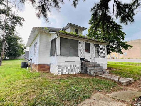 Photo of 2417 1ST Street, Eldorado, IL 62930 (MLS # EB458998)