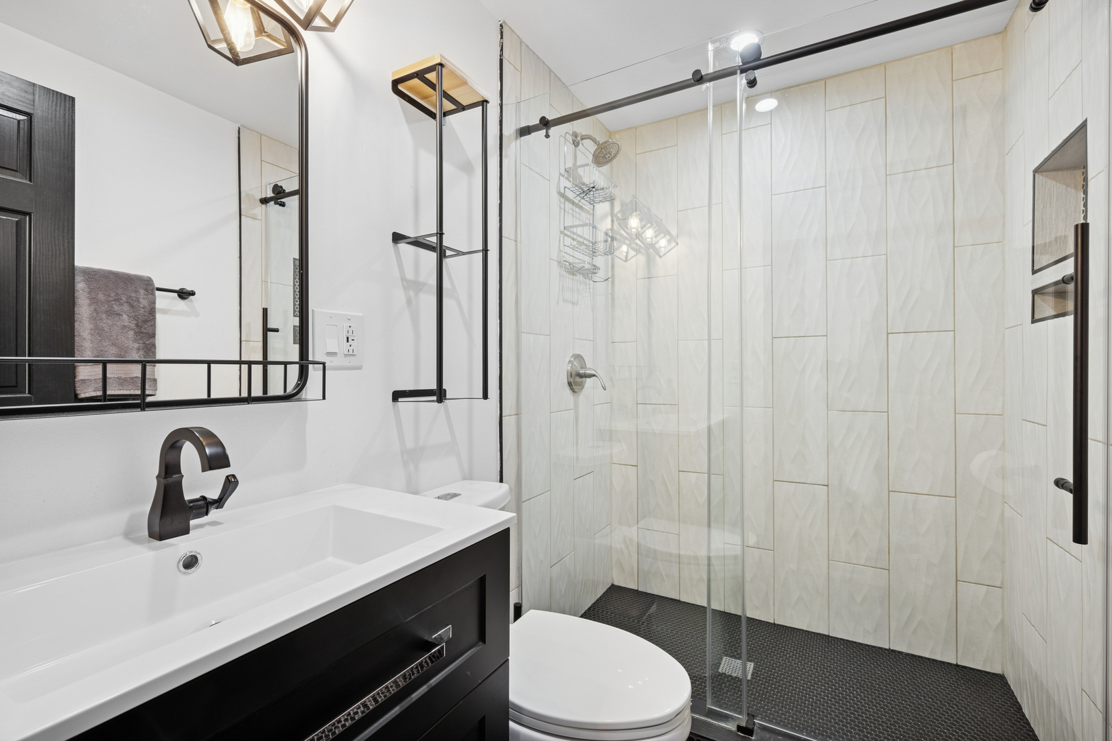 4728 N Kennicott Avenue