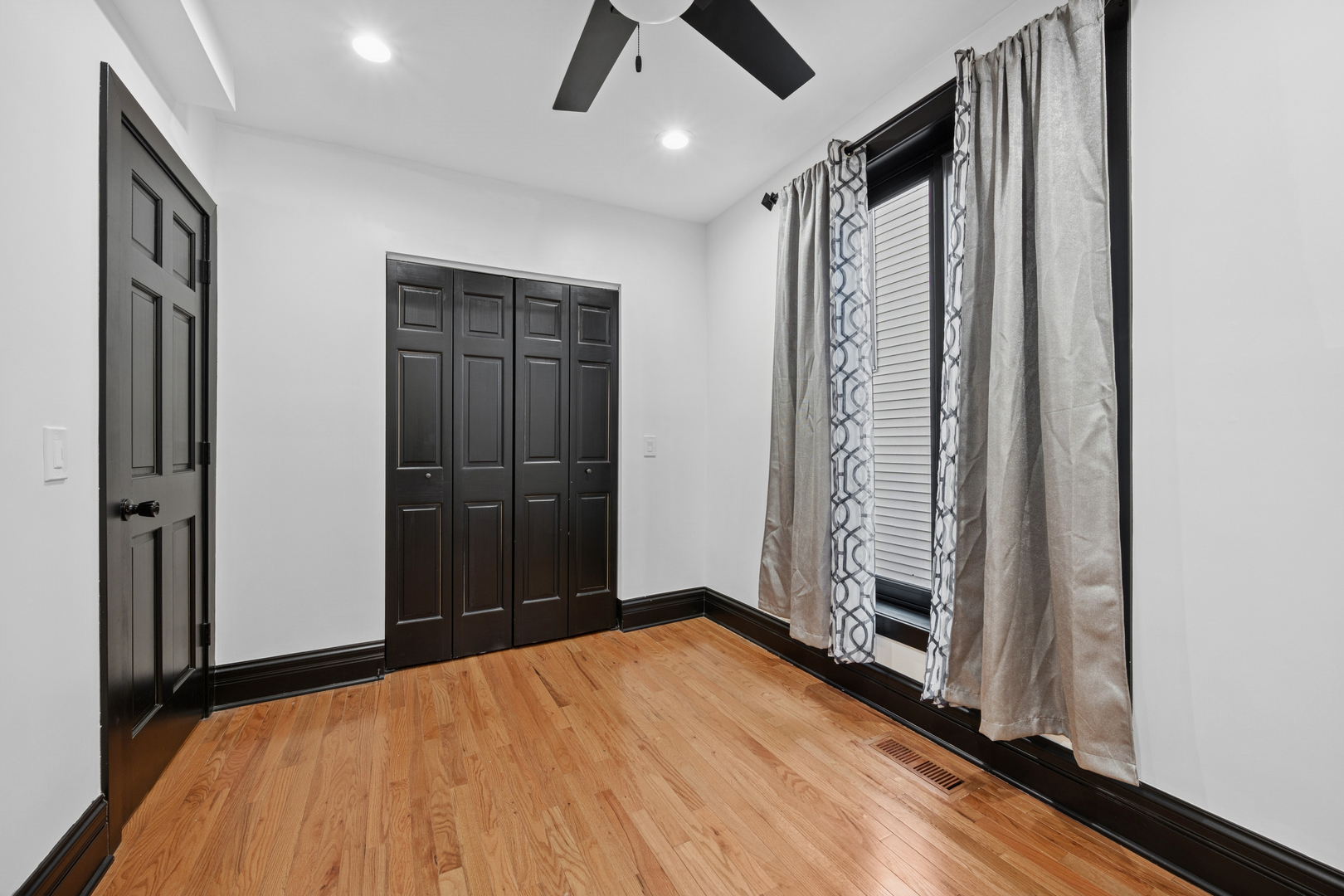 4728 N Kennicott Avenue