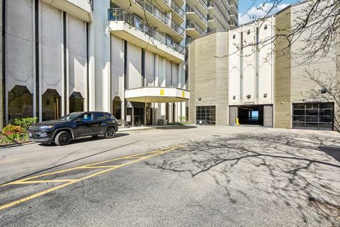 Tiny photo for 6007 N SHERIDAN Road #29F, Chicago, IL 60660 (MLS # 12625629)
