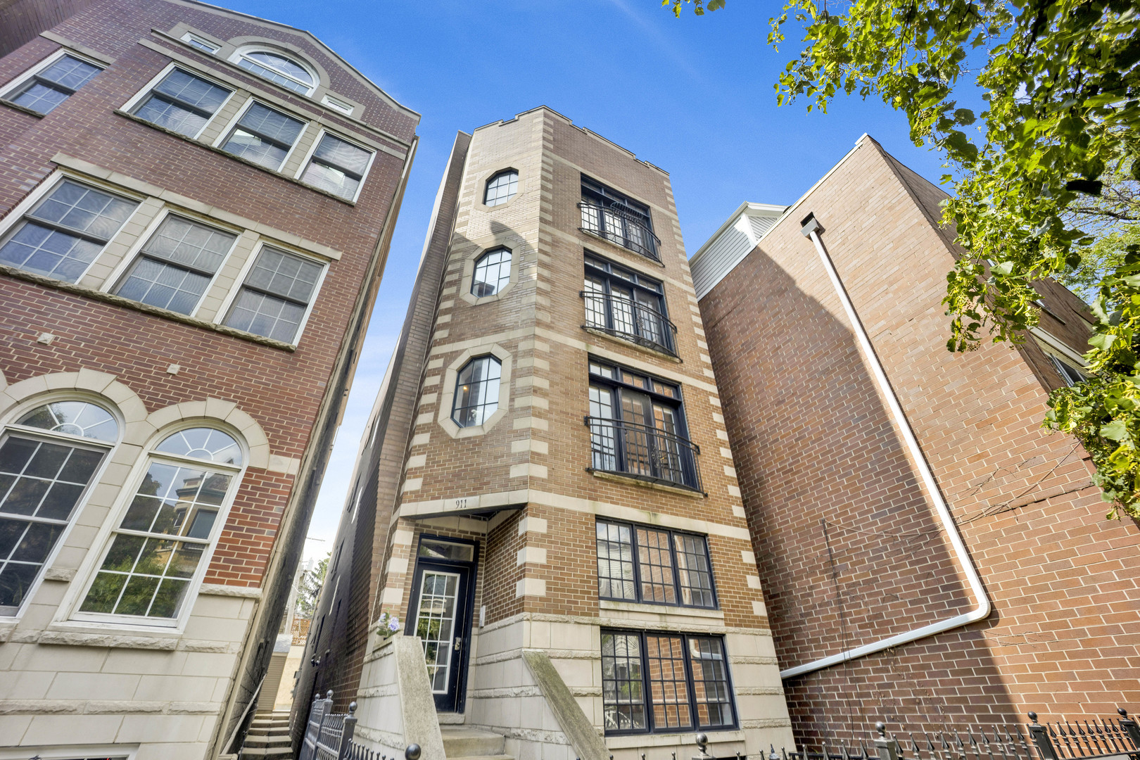 911 W Roscoe Street 4