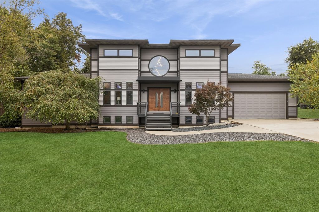 Photo for 11225 Arrowhead Trail, Indian Head Park, IL 60525 (MLS # 12495629)