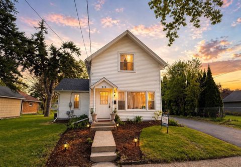 Photo of 515 Oak Street, Elgin, IL 60123 (MLS # 12635237)